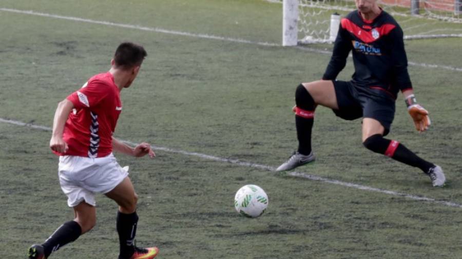 El portero Toni evita el gol de Brugui en el partido de ida en el Municipal de La Pobla. Foto: LLUÍS MILIÁN