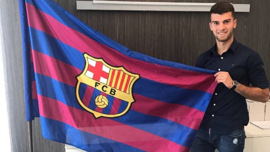 Josep Calavera posa con la bandera del FC Barcelona.
