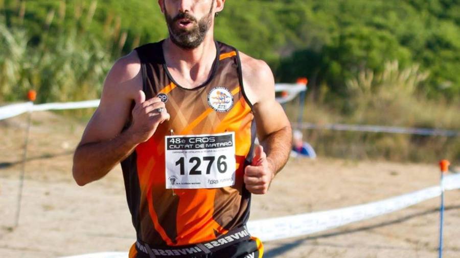 Jesús Caparrós, componente del Club Atletisme Terres de l’Ebre, compitiendo. FOTO: atleisme català