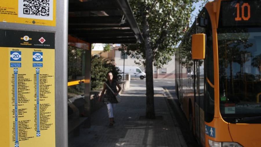 Imagen de archivo de una de las paradas que el bus municipal tiene en la zona sur de la ciudad. Foto: p.f.