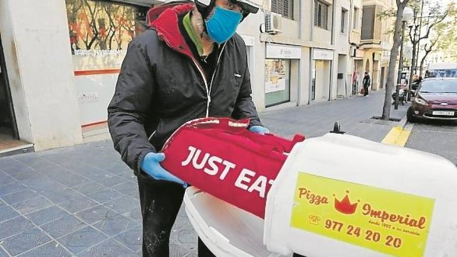 Alberto Díez, preparando un pedido de Pizza Imperial durante la pandemia. FOTO: Pere Ferré