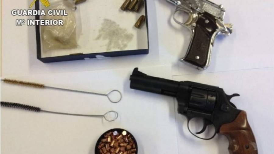 Imatge de les dues armes amb què van entrar a la sucursal bancària. Foto: guàrdia civil