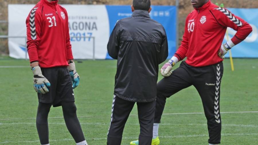 Varo (izquierda), y Ondoa (derecha), hablando con el entrenador de porteros, Manuel Oliva. Foto: Lluís Milián