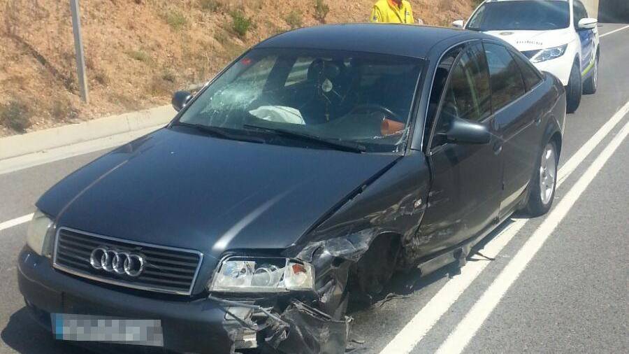 El coche accidentado esta tarde en el vial dels Prats, cerca del puente de la vía del tren.