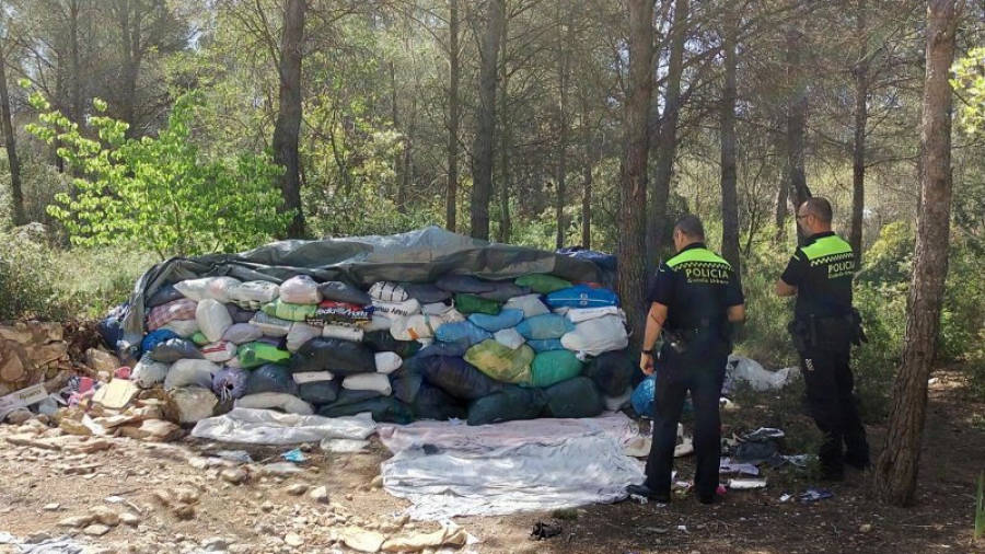 Imagen de archivo de ropa robada de los contenedores de Roba Amiga que se encontró en un bosque en la carretera de Sant Pere i Sant Pau cap a Santes Creus a finales de mayo. Foto: Cedida