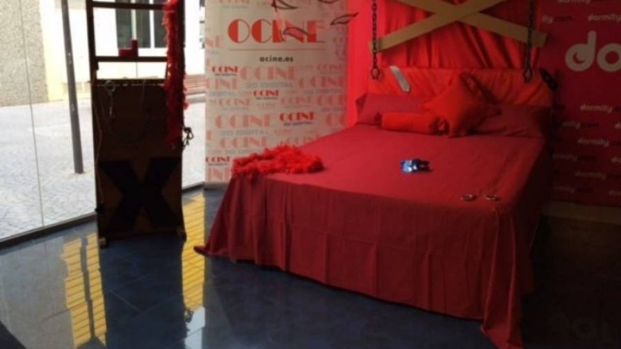 Ocine Les Gavarres ofrece otro atractivo previo al pase del filme: hacerse la foto en la cama de Grey, coincidiendo con el Carnaval y San Valentín. Foto: DT