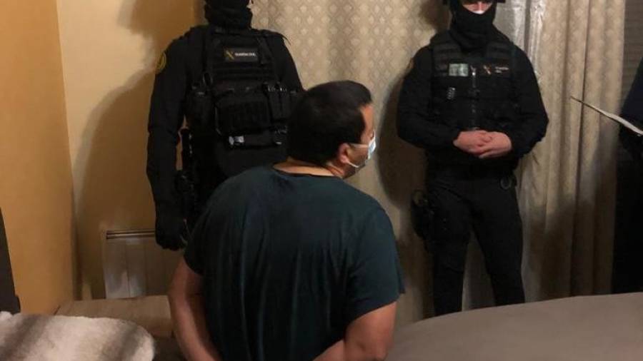 El vecino de Torreforta fue detenido en su casa y en el registro se localizó el dinero y la droga que tenía en su poder. FOTO: Guardia Civil