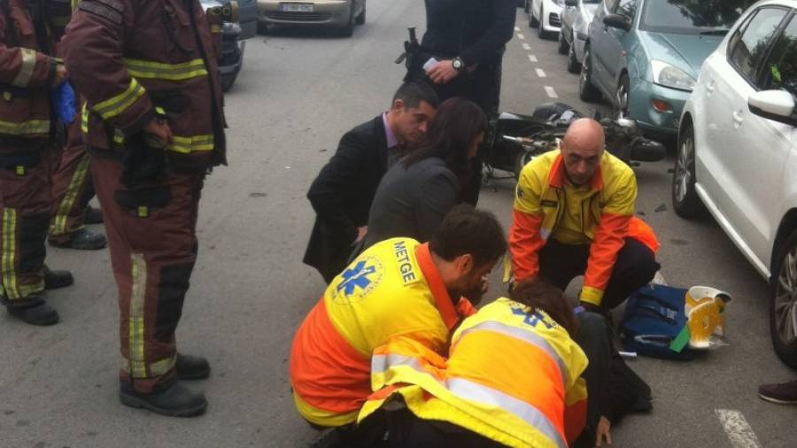 Los servicios de emergencia atendiendo al motorista herido en la calle Manuel de Falla. FOTO: HELDER MOYA