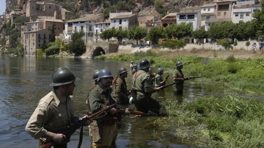 Una recreació del pas del riu de les tropes republicanes a l´altura de Miravet, el 2006. Foto: Joan Revillas