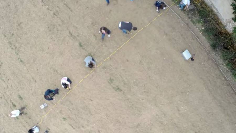 Vista aèria dels alumnes d'Arqueologia estudiant la zona del Vilar, on hi havia el poblat ibèric. Foto: UB