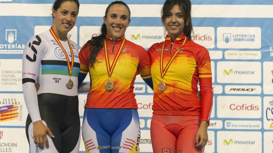 Tania Calvo (i), Helena Casas(c) y Gudane Araiz(d), en el podio de los 500 metros. FOTO: EFE