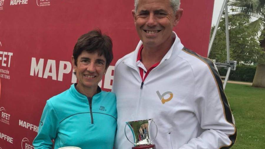 Magda Gual y Miquel Puigdevall, con sus trofeos. FOTO: Cedida
