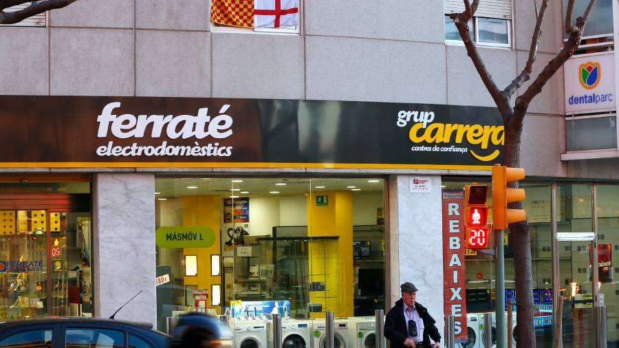 Una bandera de Tabarnia en Ram&oacute;n y Cajal. Foto: Pere Ferr&eacute;