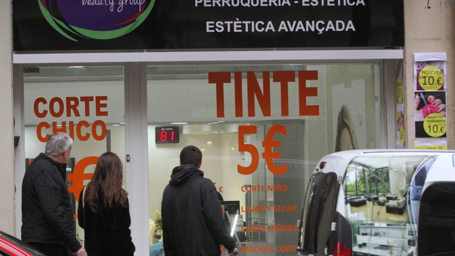 El tinte a 5 euros es el reclamo de estos salones, también el de eśte que acaba de abrir en Prat de la Riba, justo frente a otro. FOTO: lluís milián
