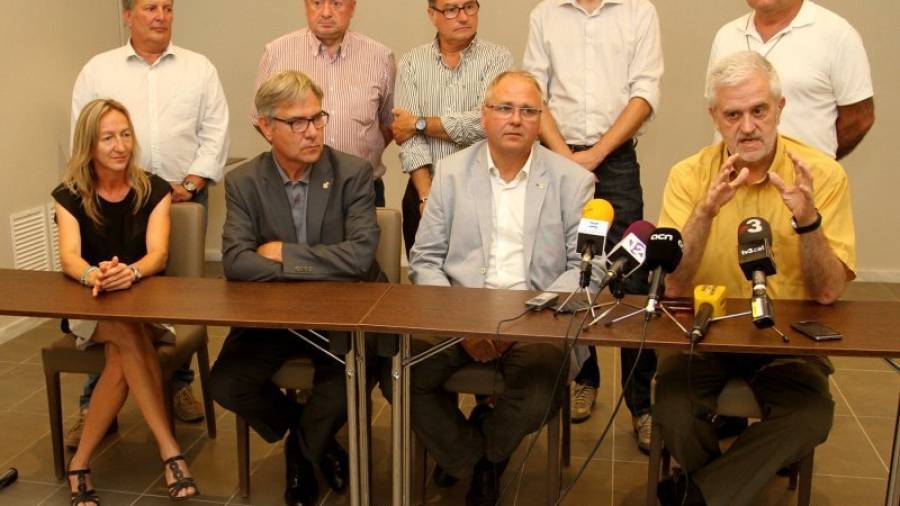 Los alcaldes del Pacte del Baix Gaià, en la comparecencia donde anunciaron su acto reivindicativo, el 1 de julio. Foto: Lluís Milián