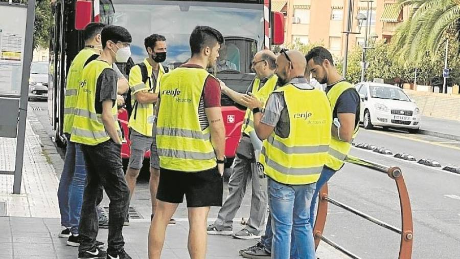 Un grupo de conductores de Renfe se reunió delante de la estación de Tarragona para hacer seguimiento de la huelga. Foto: Alfredo González
