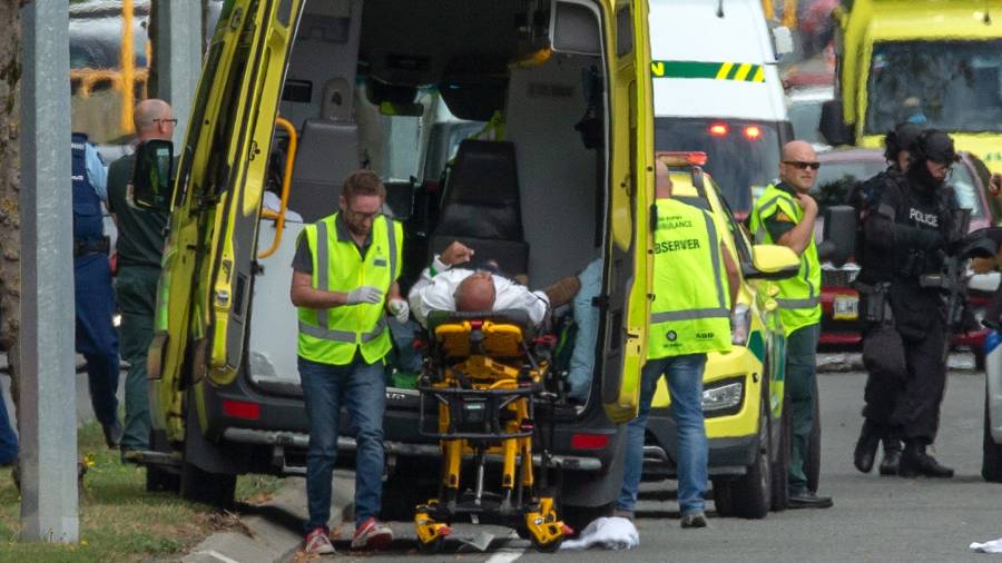 Un herido es trasladado en ambulancia tras el tiroteo perpetrado este viernes en dos mezquitas en la ciudad de Christchurch, Nueva Zelanda. FOTO: EFE