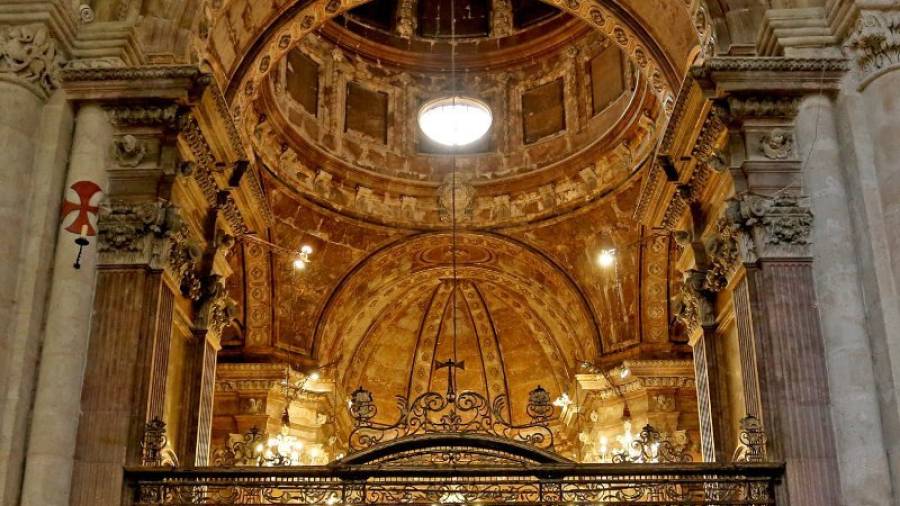 Las grietas y las humedades en la capilla de Santa Tecla son visibles y necesitan una actuación. Foto: Lluís Milián
