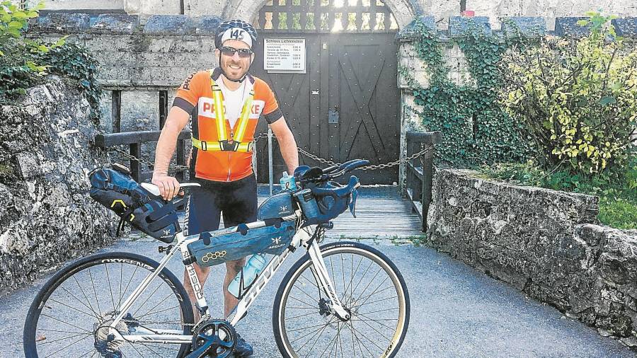 Joan Carrillo, junto a su bicicleta con la que disput&oacute; los 4.300 km que ten&iacute;a la carrera pasando por 13 pa&iacute;ses distintos de Europa.