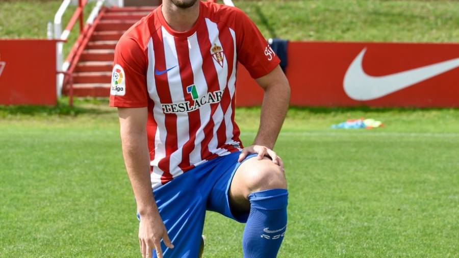 Jordi Calavera posa en el c&eacute;sped del estadio El Molin&oacute;n. Foto: Sporting