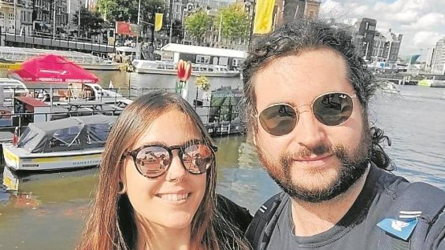 Jaume Mulé (29 años, Reus), junto a su pareja, Oihane Vázquez (26). Viven en Amsterdam (Holanda). FOTO: dt