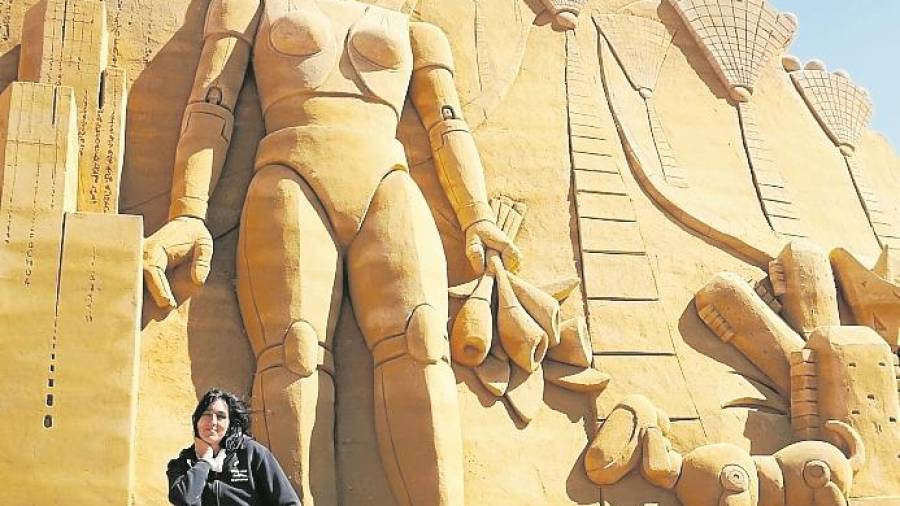 Montserrat Cuesta, junto a una escultura de arena. FOTO: CEDIDA
