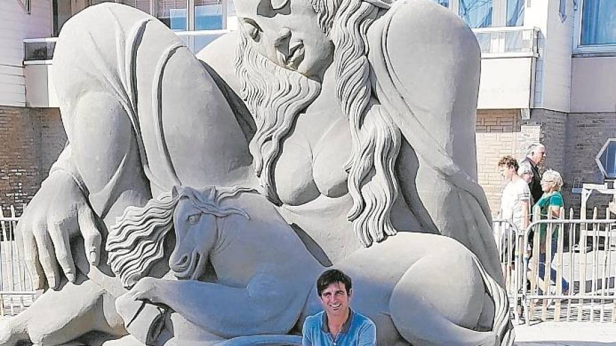 Sergi Ramírez, al lado de una escultura: FOTO: CEDIDA