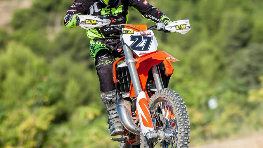 En la imagen Aleix Saumell realizando un salto con su moto. FOTO: enduromagazine