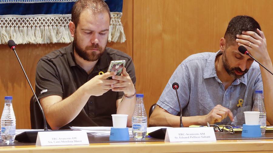 Eduard Pellicer (izquierda), durante el pleno. Foto: Pere Ferr&eacute;