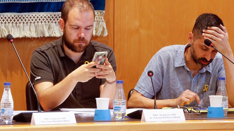 Eduard Pellicer (izquierda), durante el pleno. Foto: Pere Ferr&eacute;