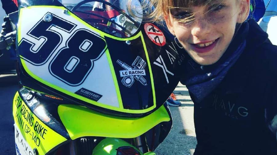 Paola siempre luce el dorsal 58 en su moto en homenaje a Marco Simoncelli. 