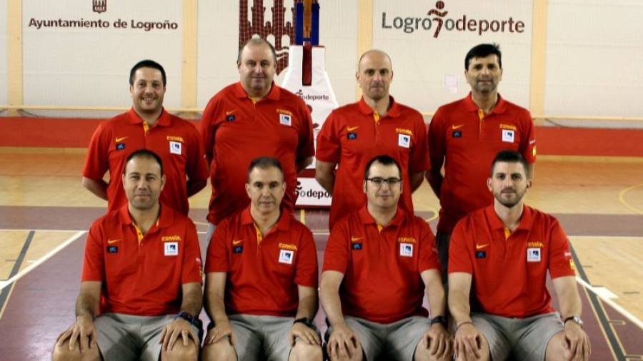El cuerpo técnico de la selección U19 con Berni Álvarez (primero por la izquierda de la fila de abajo). Foto: FEB