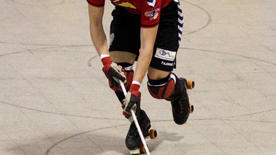El jugador del Vendrell Sergio Miras conduce una bola en una imagen de archivo. Foto: Lluís Milián