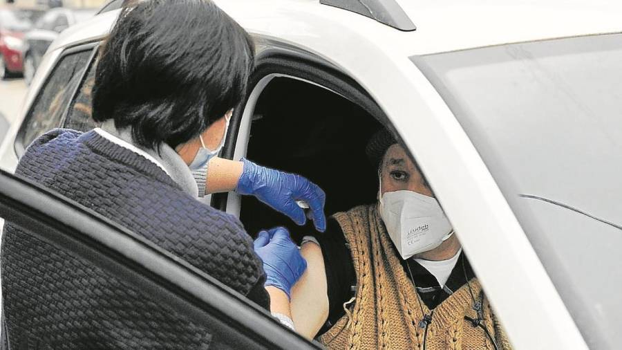 Vacunación desde el coche en Amposta a personas con problemas graves de movilidad. Foto: Departament de Salut