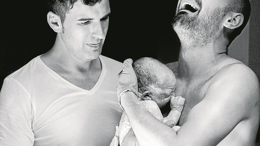 El reusense Christian Ruiz abraza a Atlas, acabado de nacer. A su lado, Juan Luis Fern&aacute;ndez.&nbsp;Viven en Australia y tienen un perfil de Instagram: @2_papas_in_oz