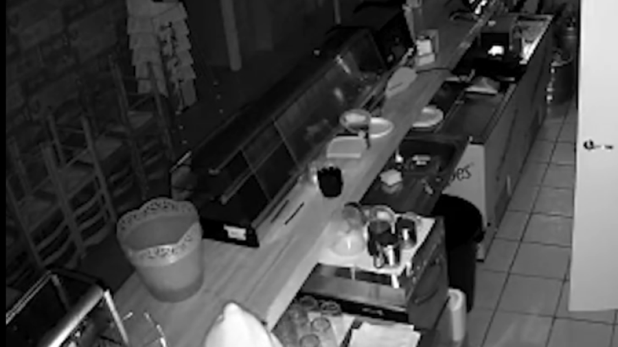 VIDEO: Detenido uno de los ladrones en cinco locales en una noche en la playa de Calafell
