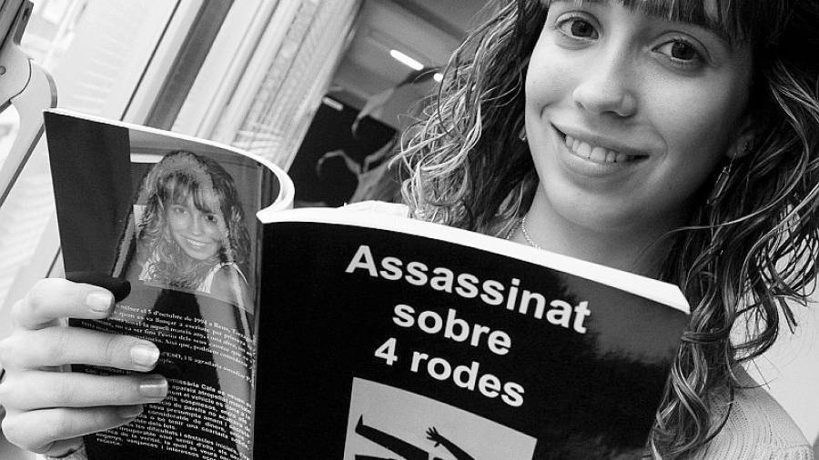 Mireia Rom, escriptora de Assassinat sobre quatre rodes, en una fotografia del moment en què va presentar el llibre, l'any 2010.