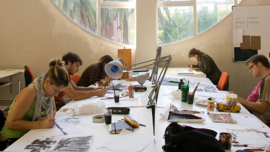 Alumnos en los cursos que se imparten en la Escola d’Art i Disseny de la Diputació de Tarragona. FOTO: Diputació de Tarragona
