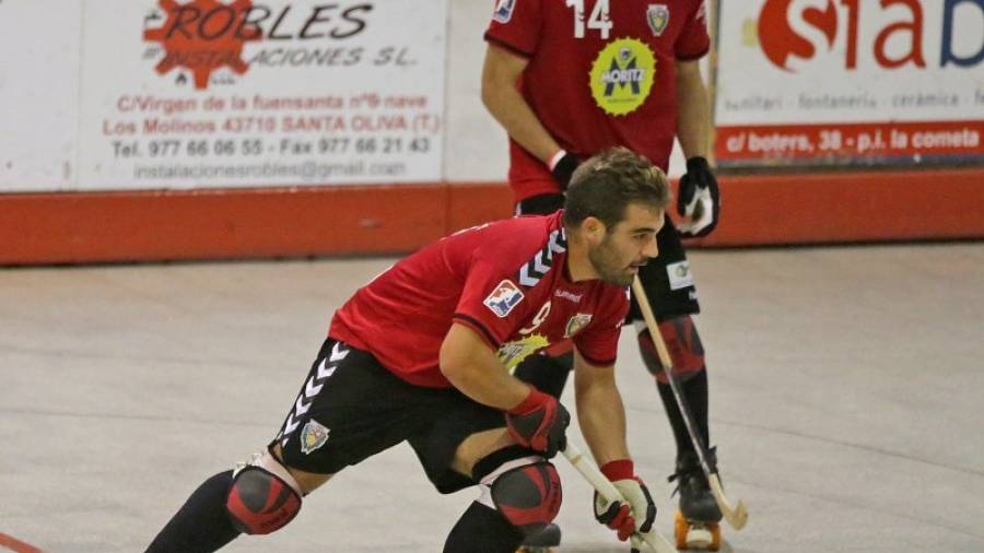 El jugador rojinegro Xavier Aldrich conduce la bola en un choque de este curso. Foto: Lluís Milián