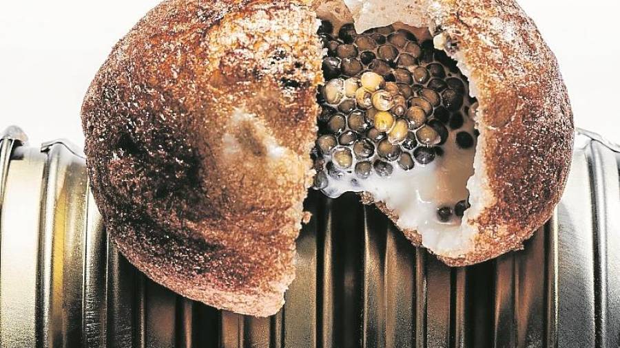 El pan chino relleno de caviar y crema agria es una de las recetas más célebres del restaurante Disfrutar. Foto: Francesc Guillamet