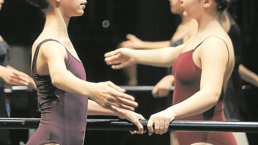 Bailarinas en el Teatre Bartrina. FOTO: ALBA MARIN&Eacute;