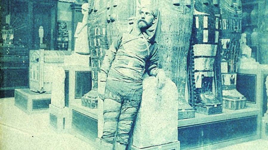 Disfressat de mòmia. Fotografia d´Eduard Toda, de l´any 1885, feta pel seu amic E. Brugsch, un egiptòleg britànic, en el Museu de Bulaq, a Egipte. Foto Museu Víctor Balaguer de Vilanova i la Geltrú
