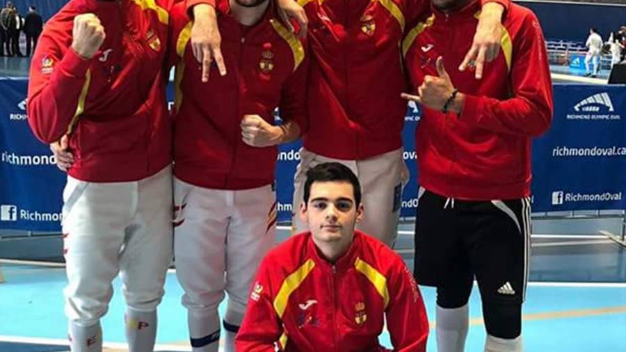 Àngel Fabregat (de pie, segundo por la izquierda) con sus compañeros de selección. Foto: Facebook Àngel Fabregat