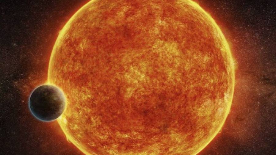 Se trata de un planeta rocoso y templado que orbita a una estrella enana roja y que, por sus características iniciales, podría contener agua, lo que le convierte en un muy buen candidato para albergar vida. EFE