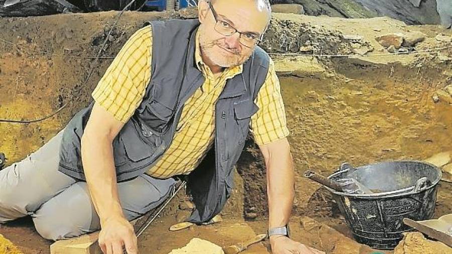 El cient&iacute;fico Xose Pedro Rodr&iacute;guez, durante su trabajo en una excavaci&oacute;n. FOTO: CEDIDA