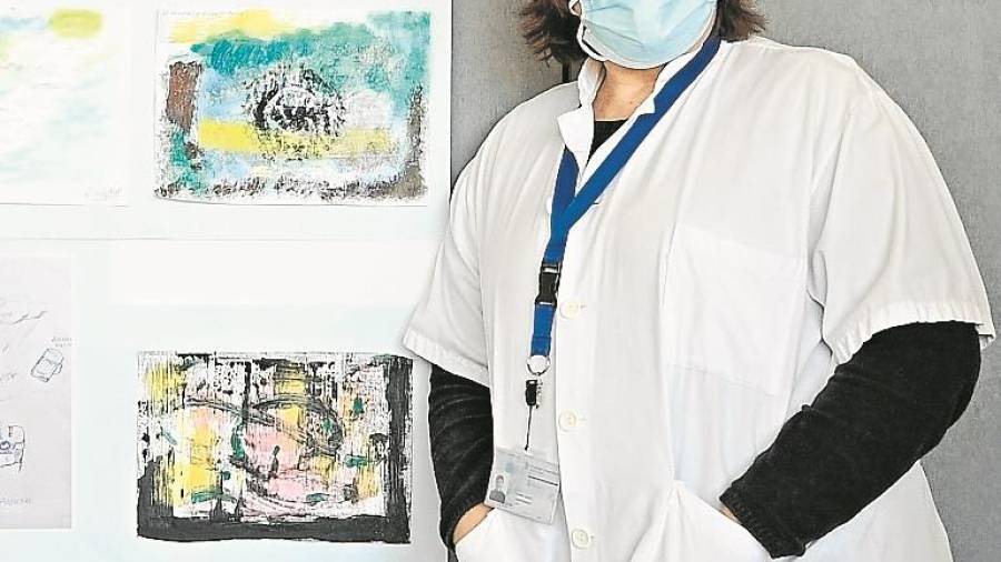 M. Montserrat Bonet con los dibujos basados en la enfermedad y que se han instalado en el Hospital Sant Joan. FOTO: Alfredo González