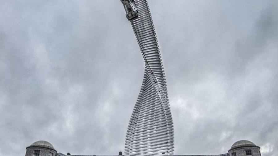 Una enorme escultura muestra al Mazda 787B que ganó en Le Mans.
