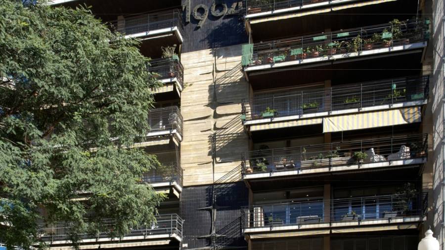 Edifici 1964, en la Rambla Nova 115, obra de Josep Ferrer Bosch y Josep M. Subirachs.