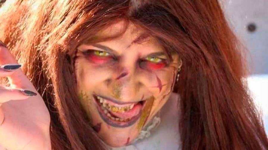 Marina López ataviada como la Niña del Exorcista. Sus perfomances en el Halloween de PortAventura se hicieron virales. foto: cedida