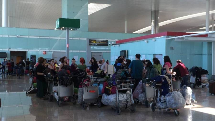 Los cooperantes, abandonados a su suerte en el aeropuerto de El Prat, ayer por la mañana. Foto: Cedida